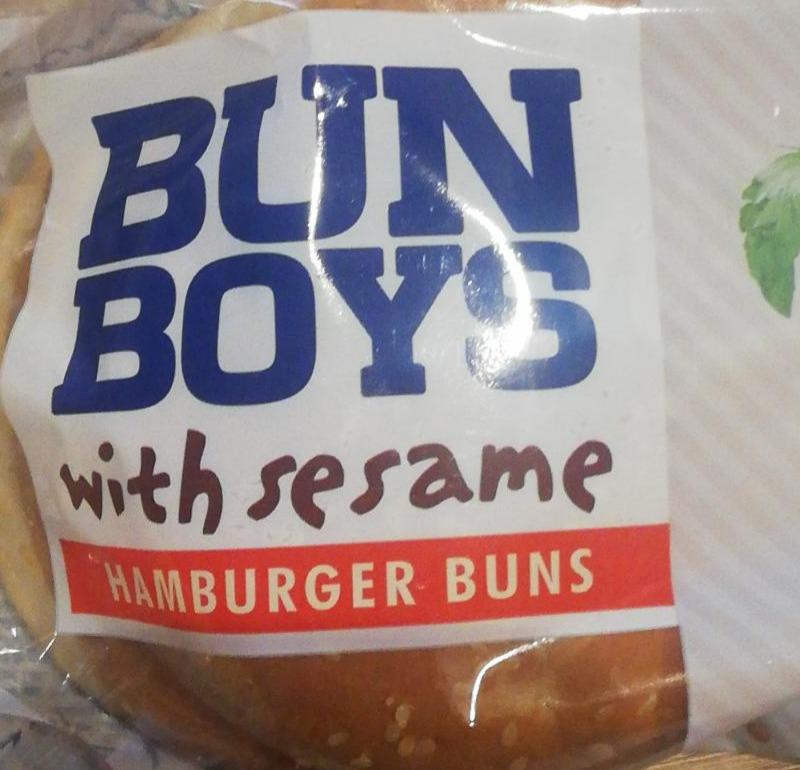 Fotografie - Hamburger buns with sesame Bun boys