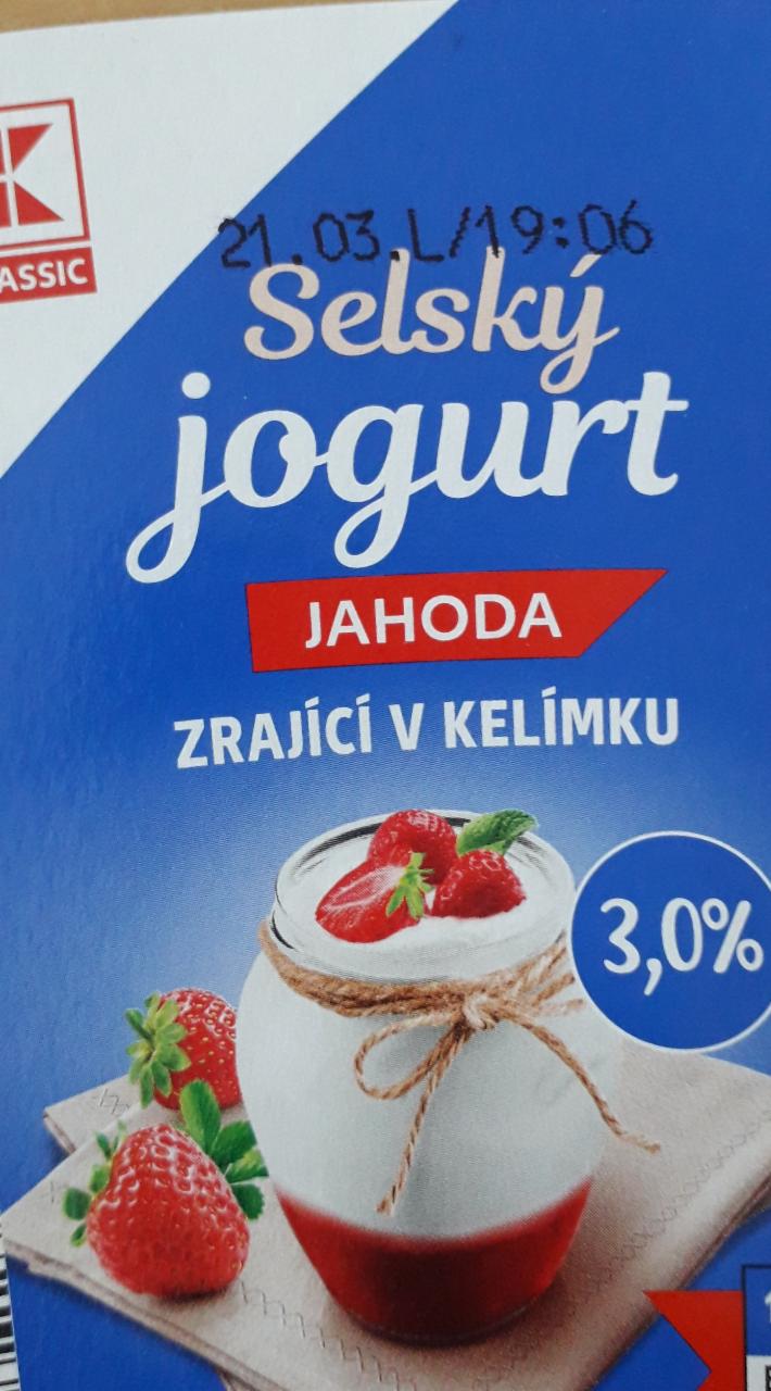 Fotografie - Selský jogurt jahoda zrající v kelímku 3% K-Classic