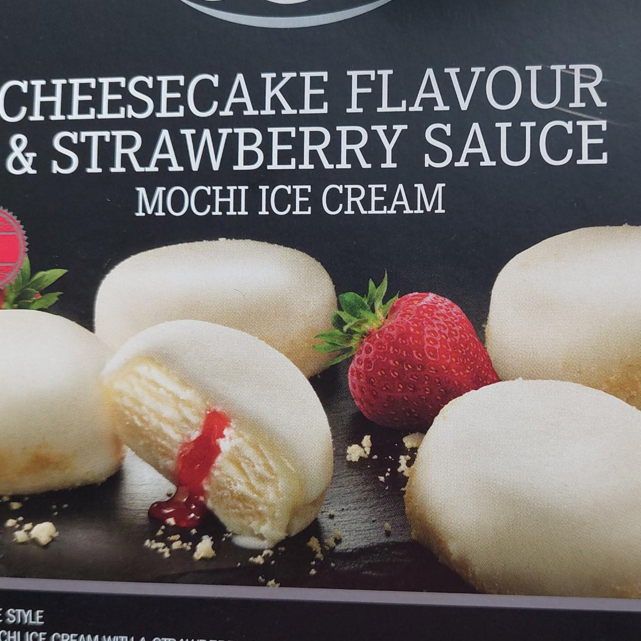 Fotografie - Cheesecake flavour & strawberry sauce mochi ice cream Deluxe