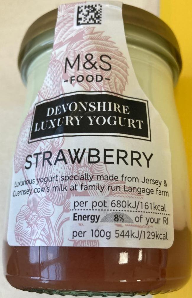 Fotografie - Devonshire Luxury Strawberry Yogurt M&S Food