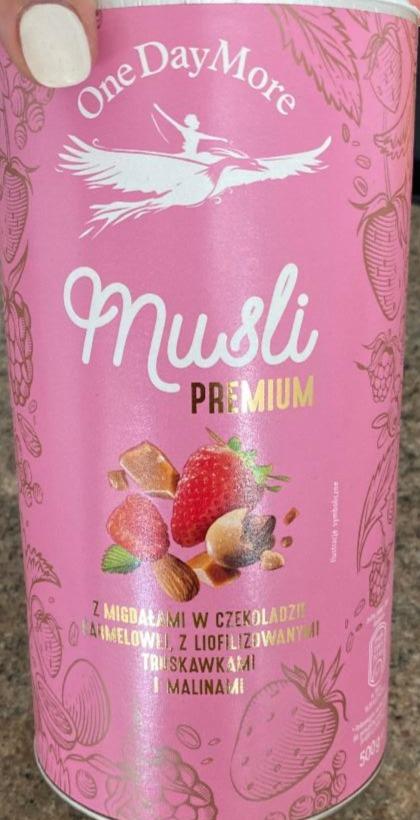 Fotografie - Musli Premium z migdałami w czekoladzie karmelowej truskawkami i malinami OneDayMore