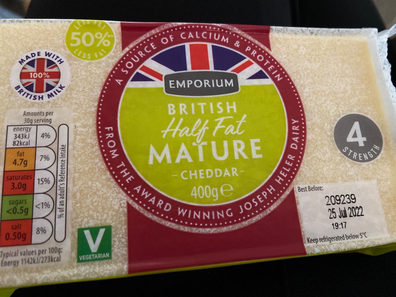 Fotografie - British Half Fat Mature Cheddar Emporium