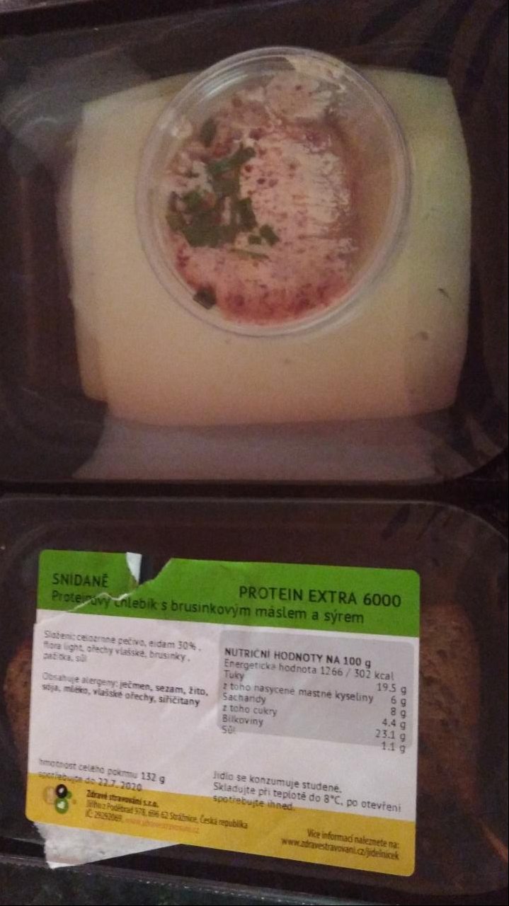 Fotografie - proteinový chlebík s brusinkovým máslem a sýrem Zdravé stravování