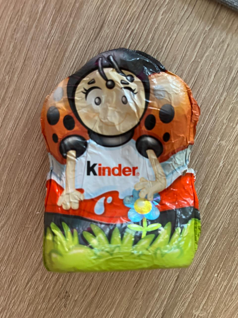 Fotografie - Kinder Surprise sladká figurka pokrytá mléčnou čokoládou