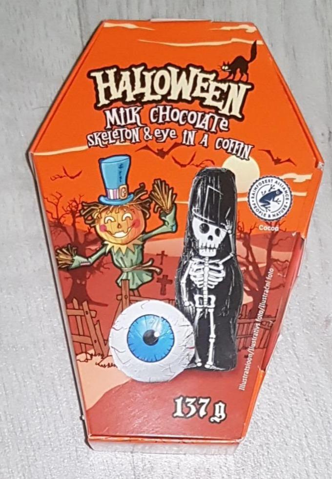 Fotografie - Halloween milk chocolate skeleton & eye in a coffin