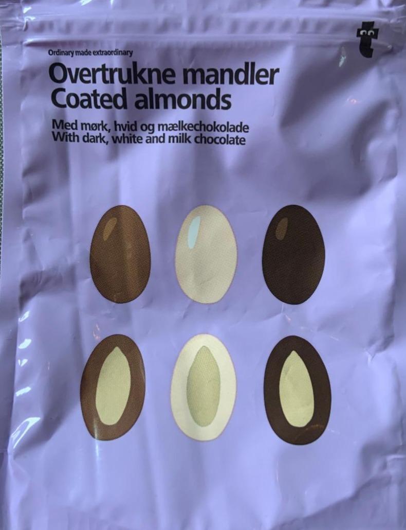 Fotografie - Coated almonds with dark, white and milk chocolate Tiger