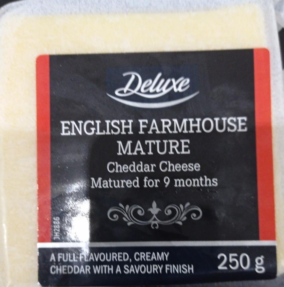 Fotografie - English farmhouse mature cheddar cheese Deluxe