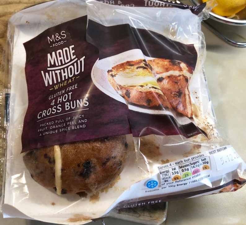 Fotografie - Made without Wheat 4 Hot Cross Buns gluten free M&S Food