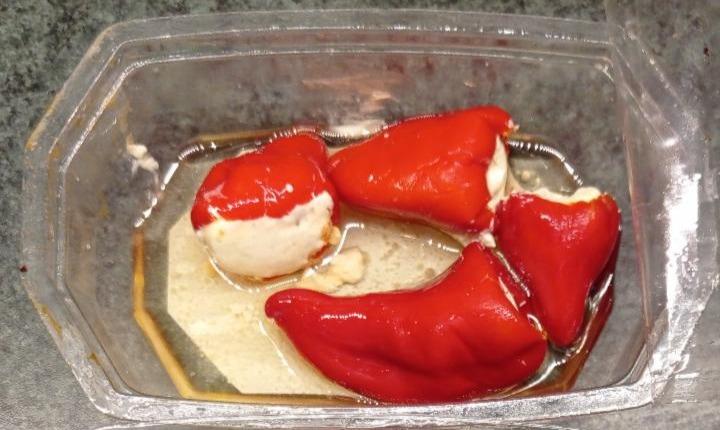 Fotografie - červená paprika plněná feta sýrem