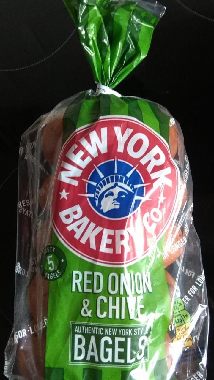 Fotografie - 5 Red Onion & Chive Bagels New York Bakery Co.