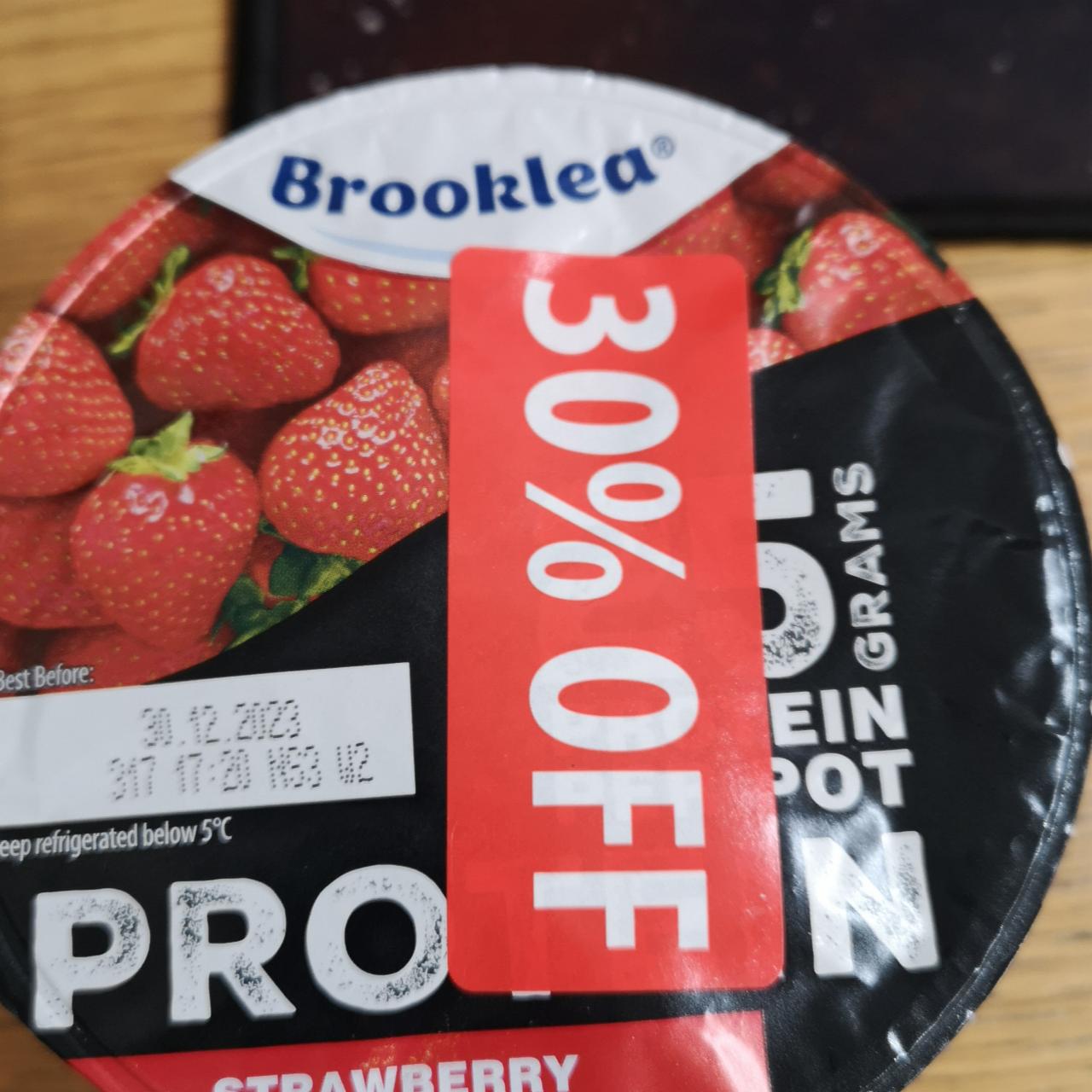 Fotografie - 25g Protein per pot Yogurt Strawberry Brooklea