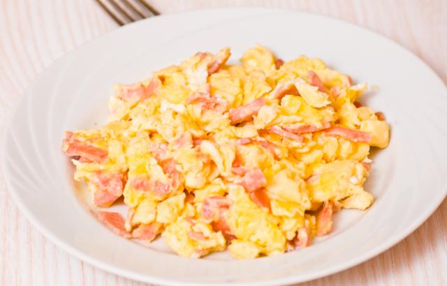 Fotografie - míchaná vejce (vajíčka), slanina, cibulka