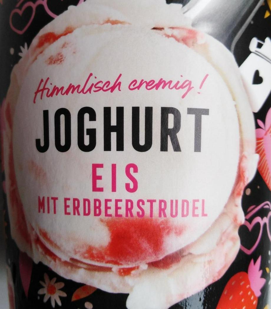Fotografie - Himmlisch cremig! Joghurt Eis mit Erdbeerstrudel Globus