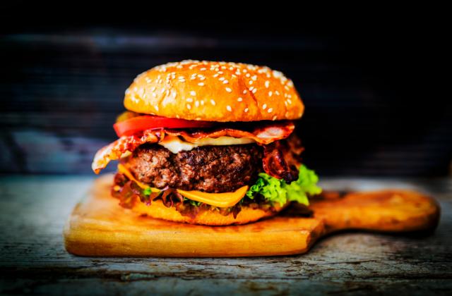 Fotografie - hovězí burger s bulkou