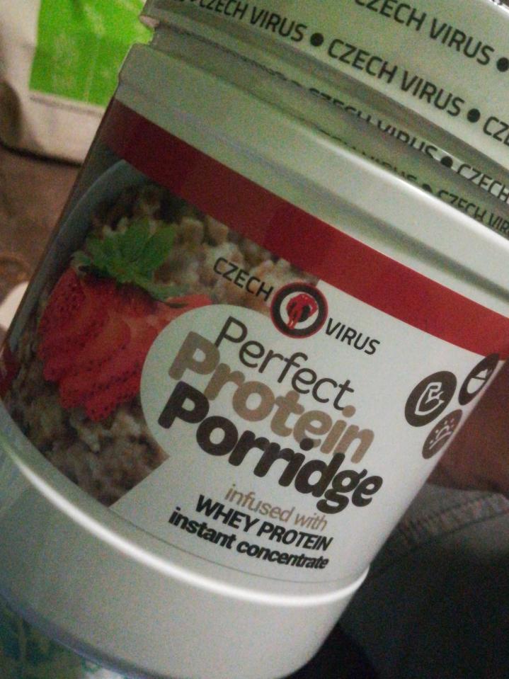 Fotografie - Perfect protein porridge strawberry heaven Czech Virus