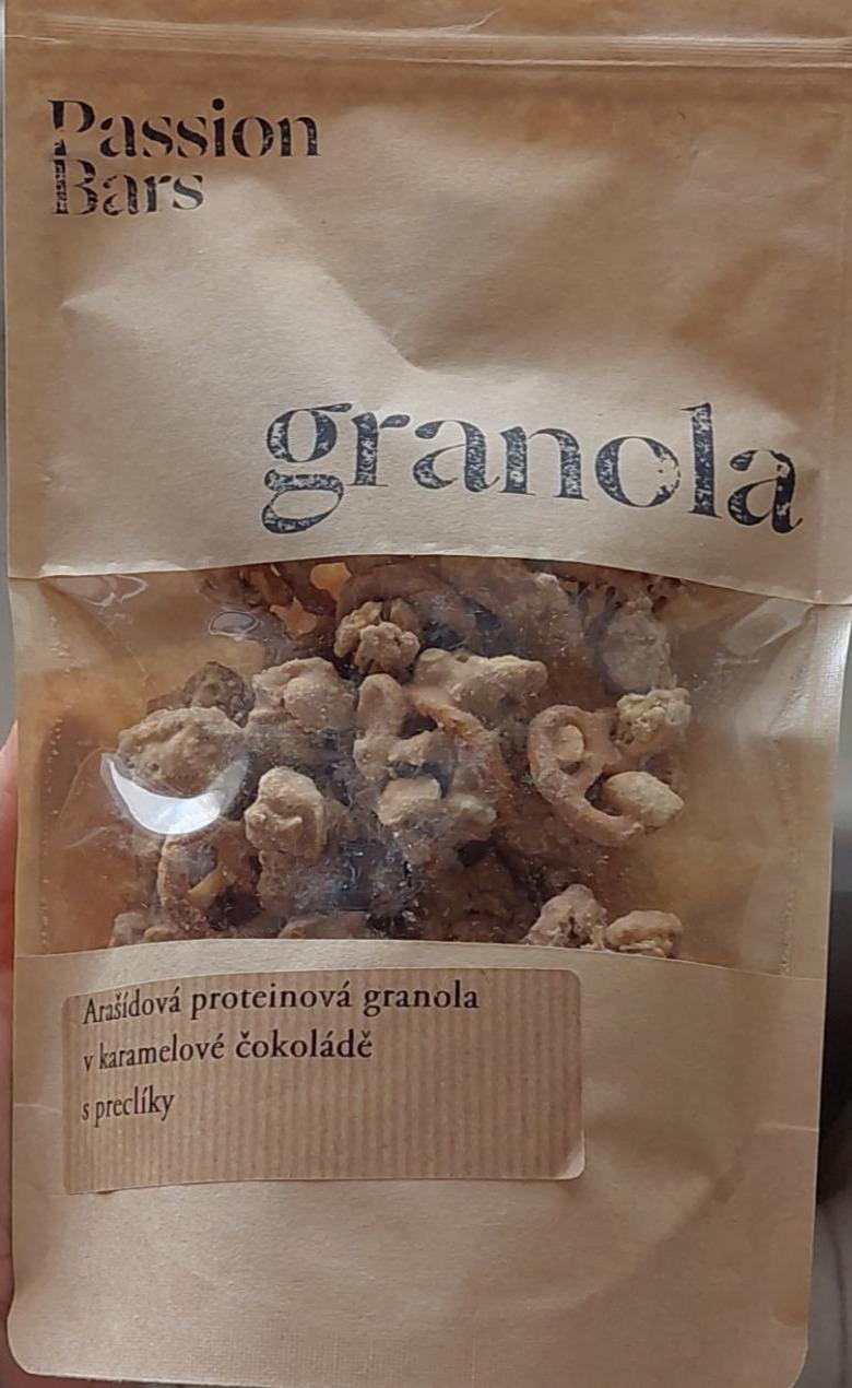 Fotografie - Arašídová proteinová granola v karamelové čokoládě s preclíky Passion Bars