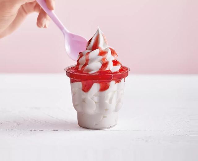 Fotografie - McSundae jahodový zmrzlinový pohár McDonald's