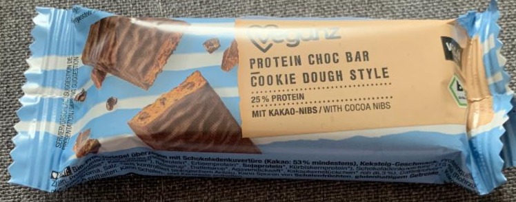 Fotografie - Protein Choc Bar Cookie Dough Style with cocoa nibs Veganz