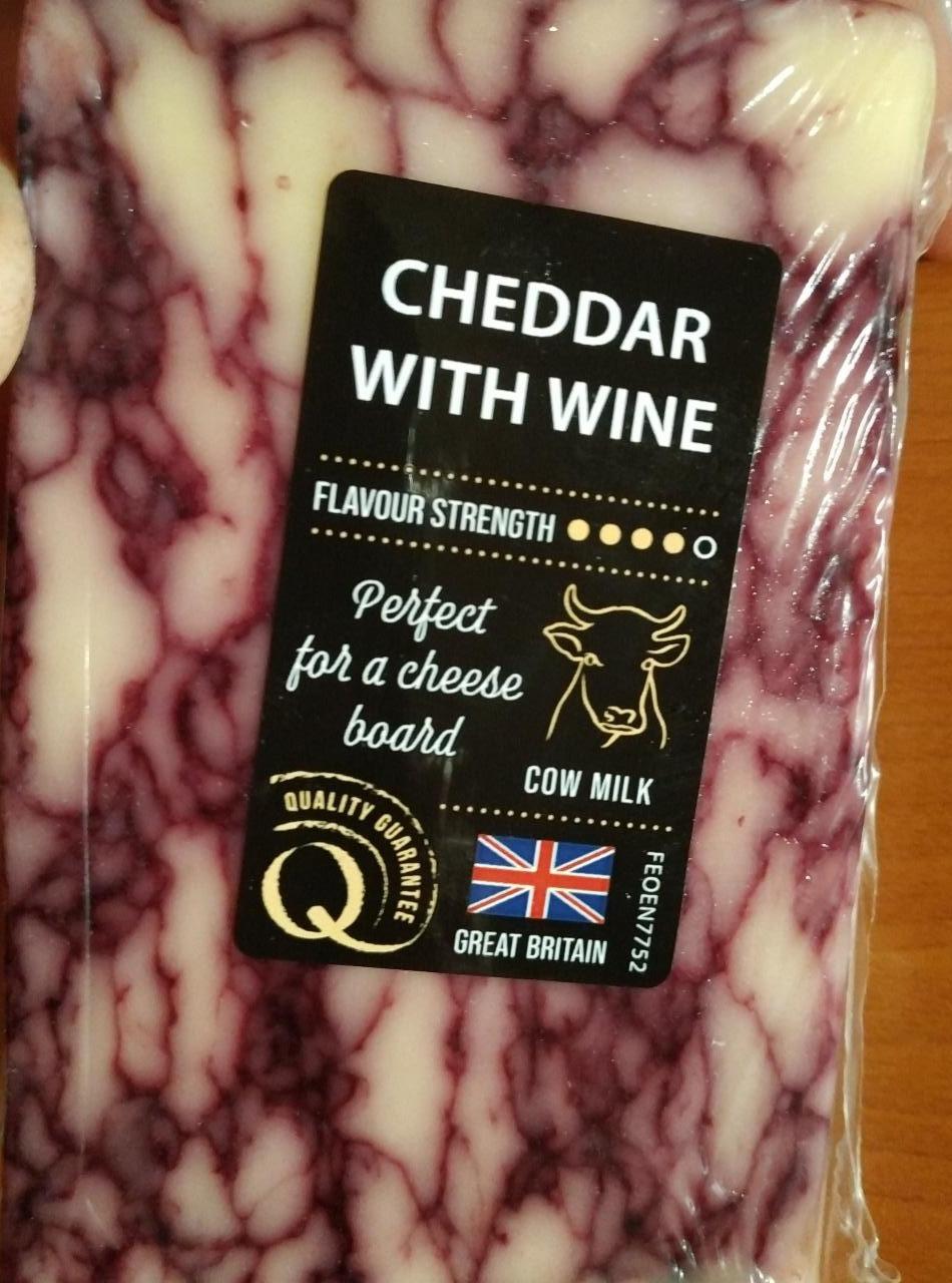 Fotografie - Cheddar s vínem - zrající sýřený sýr s přídavkem irského červeného vína