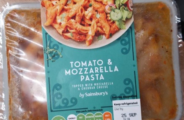 Fotografie - Tomato & Mozzarella Pasta topped with mozzarella & cheddar cheese by Sainsbury's