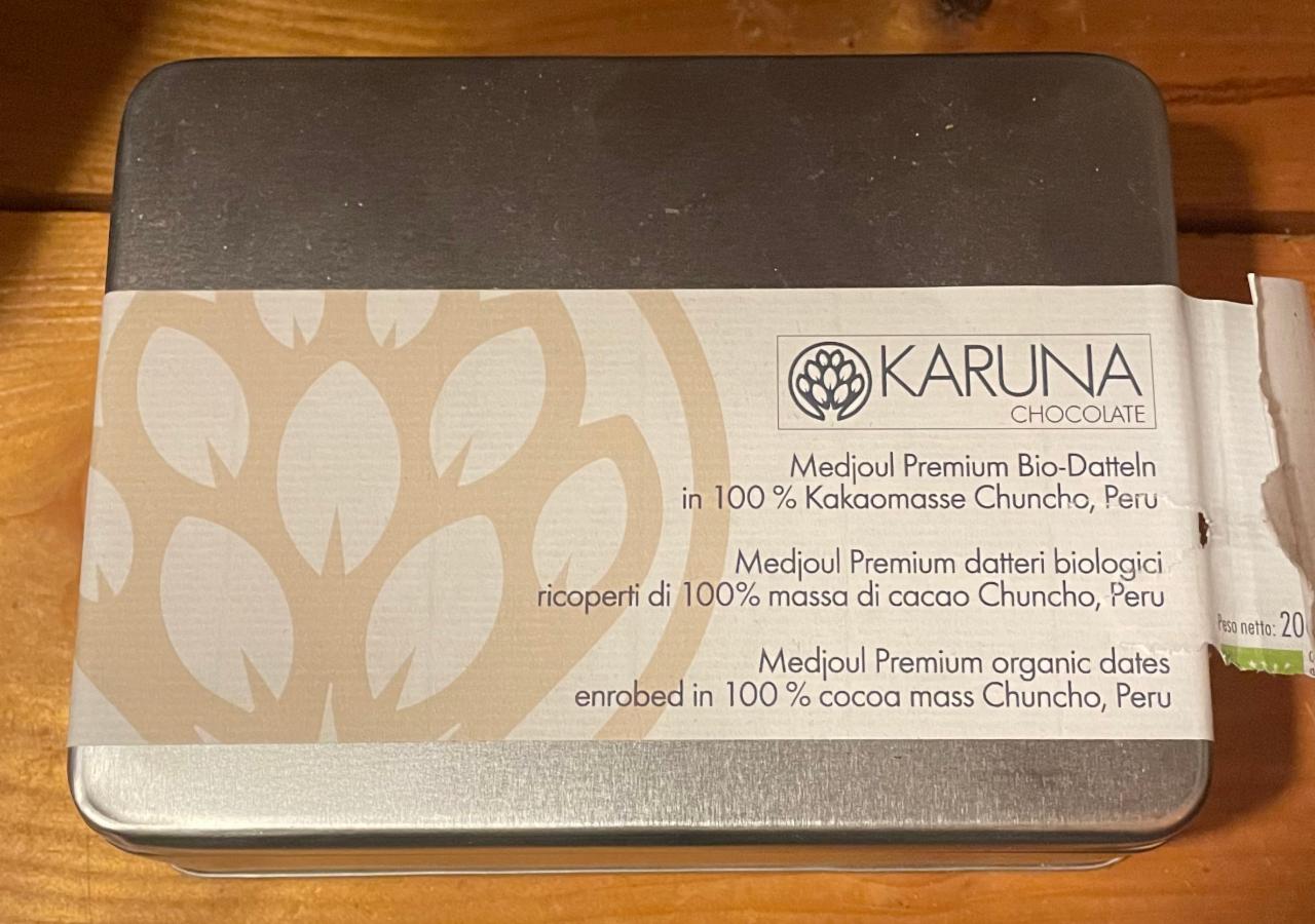 Fotografie - Medjoul Premium organic dates in 100% cocoa mas Chunco, Peru Karuna Chocolate