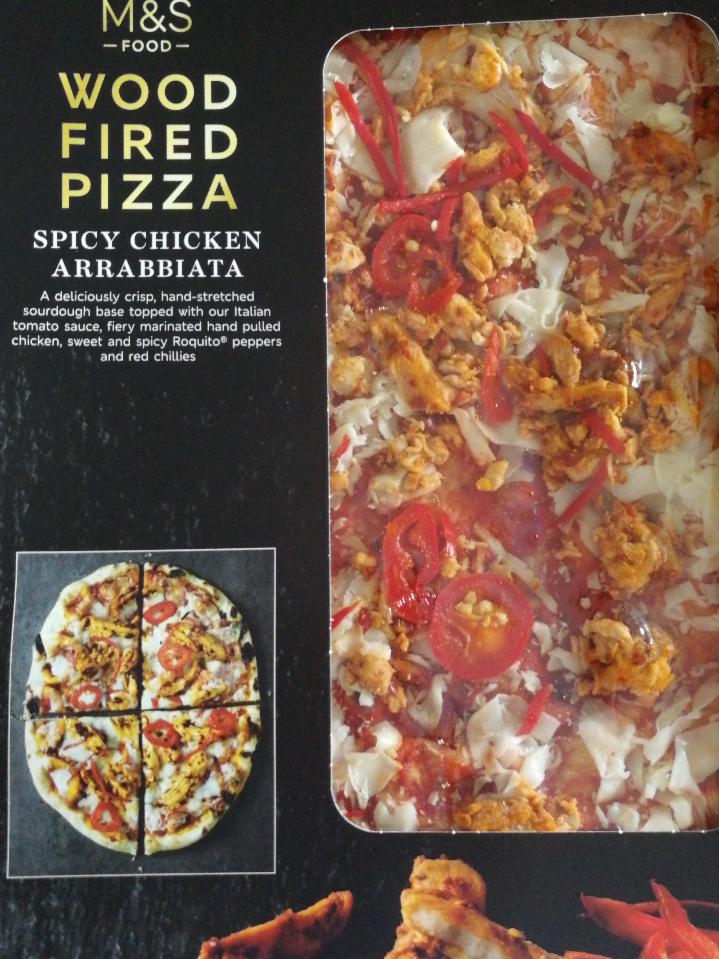 Fotografie - WOOD FIRED PIZZA Spicy chicken arrabiata M&S