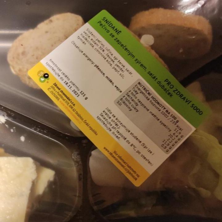 Fotografie - pečivo se zapečeným sýrem, salát dubáček Zdravé stravování