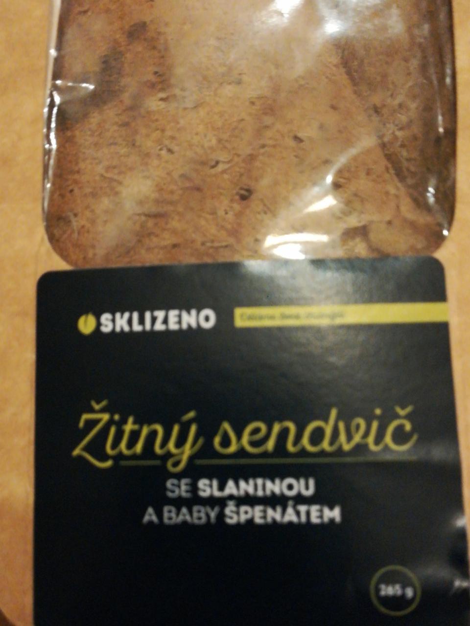 Fotografie - Žitný sendvič se slaninou a baby špenátem Sklizeno